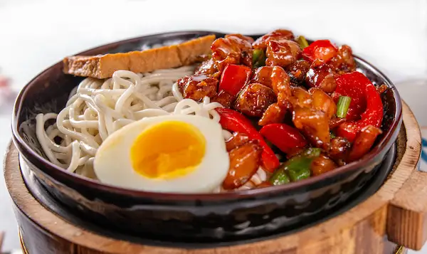 Noodles with Stir-Fried Meat and Red Peppers
